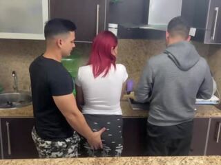 Esposa y su Marido Cocinando pero su Amigo le Mete Mano a su Esposa al Lado de su marido cornudo NTR Netorare