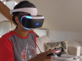 Isabel tiene un nuevo juego en su playstation vr pero ella needs&period;&period;