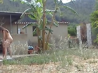 Unë i kapuri tim i ri neighbour lakuriq në the lulishte por ajo filluar në shi