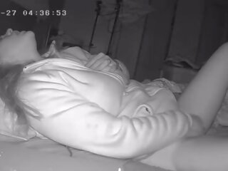 Volání dívka wakes nahoru brzy na třít ji kočička před práce skrytý vačka