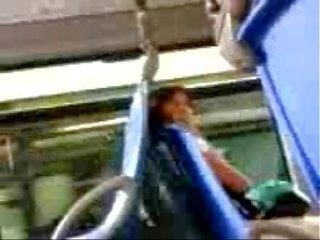 Titi pagkinang upang nakapupukaw babae sa ang bus