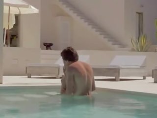 Uskomaton sensitive likainen elokuva sisään the swimmingpool